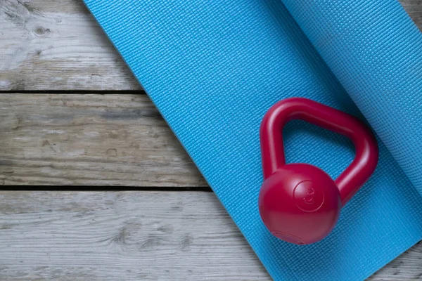 Rode Ketel Blauwe Yoga Mat Tafel Fitness Gezond Sport Concept — Stockfoto