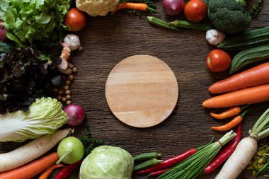 Taze çiftçiler meyve ve sebze pazarlar ve yukarıdan kopyalama alanı ile tahta keserler, sağlıklı gıda kavramı.