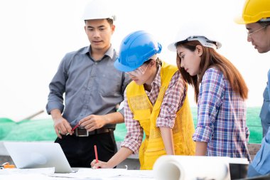 Asyalı mühendislere birlikte istişare edildi ve inşaat, mühendislik ve teknoloji konseptindeki açık havada buluşmayı planladılar.