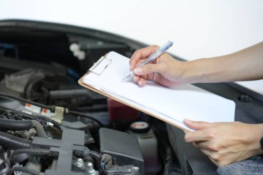 Teknisyen her gün motor vagonunu, bakım ve onarım konseptini kontrol ediyor.