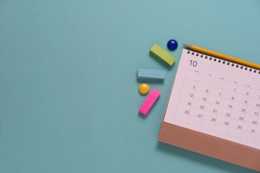 Takvimin yeşil masa arka planında kapatılması, iş toplantısı veya seyahat planlama konsepti için planlama