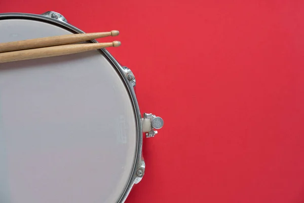 Drumstick Trommel Rode Tafelachtergrond Bovenaanzicht Muziekconcept — Stockfoto
