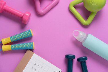 Pembe yoga minderli spor aletleri çalışma zamanı.