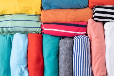 Masa arkasındaki renkli t-shirtleri kapat, seyahat konsepti.