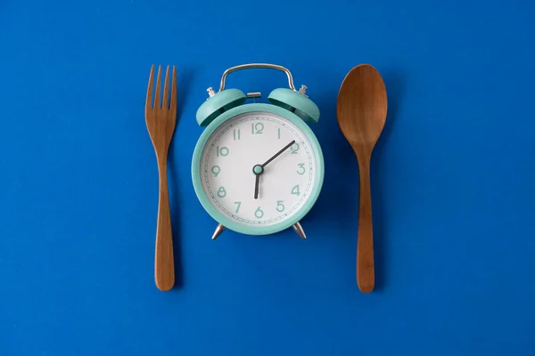 フードクロック 青いテーブルの背景に健康的な食品の概念 食品の概念を食べる時間 — ストック写真