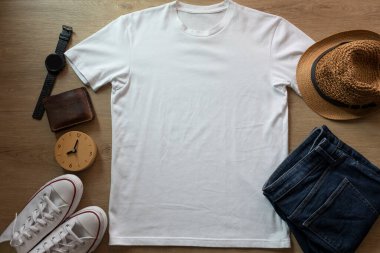 Tahta masa arkasında aksesuarları, yaşam tarzı ve seyahat konsepti olan beyaz tişört şablonu
