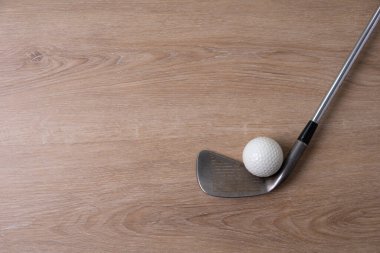 Tahta masa arkasında golf topu ve golf sopası, spor konsepti