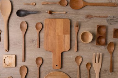 Ahşap masada yemek pişirmek için mutfak gereçleri, yemek hazırlama konsepti