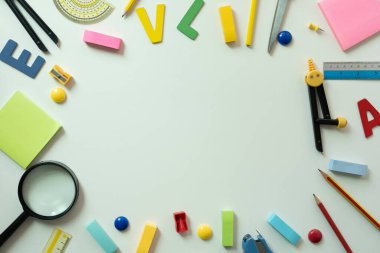 Beyaz masa zemininde farklı bir kırtasiye malzemesi. Metin için alan, okula dönüş konsepti