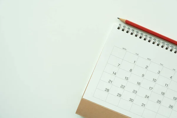 Menutup Kalender Pada Latar Belakang Tabel Putih Merencanakan Pertemuan Bisnis — Stok Foto
