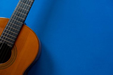 Mavi masa arkasında eski klasik gitar, müzik konsepti