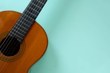 yeşil masa arkasında eski klasik gitar, müzik konsepti