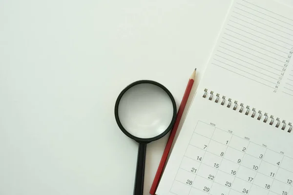 Primer Plano Del Calendario Lupa Sobre Fondo Mesa Blanca Planificación — Foto de Stock