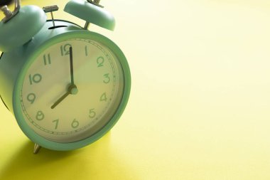 Sarı masa arkaplanındaki geri alarm saati, eski usul