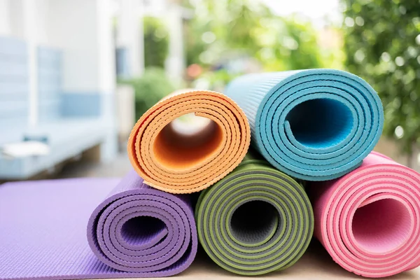 Primer Plano Colorida Esterilla Yoga Sobre Mesa Deporte Concepto Saludable — Foto de Stock