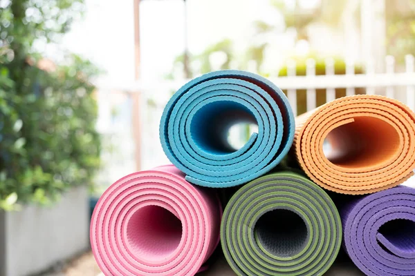 Primer Plano Colorida Esterilla Yoga Sobre Mesa Deporte Concepto Saludable — Foto de Stock