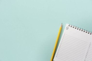 Yeşil masa arkaplanındaki kalem takviminin kapatılması, iş toplantısı veya seyahat planlama kavramı