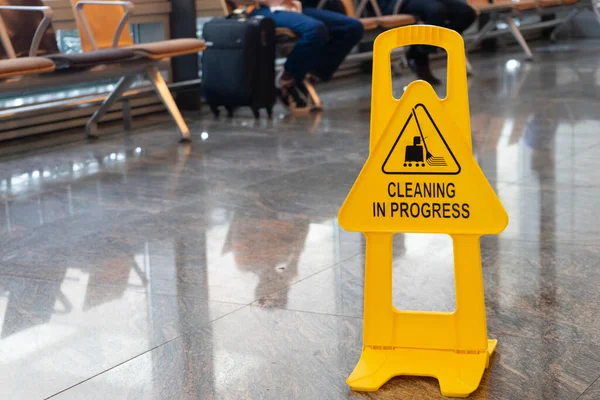Καθαρισμός Εξέλιξη Πινακίδα Προσοχή Στο Αεροδρόμιο — Φωτογραφία Αρχείου