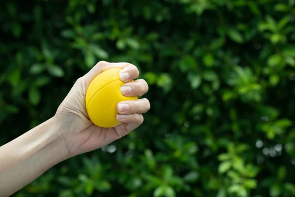 Nahaufnahme Frau Hand Hält Stressball — Stockfoto