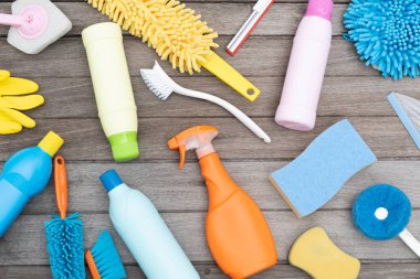 Ahşap masa arka planında ev temizliği plastik ürün, ev servisi veya temizlik konsepti