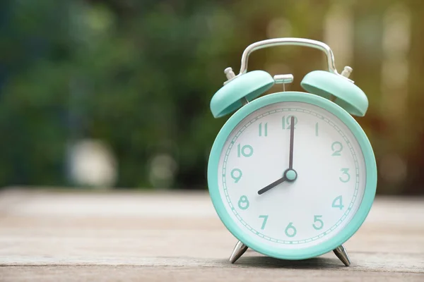 Reloj Despertador Retro Sobre Fondo Mesa Madera Estilo Vintage — Foto de Stock