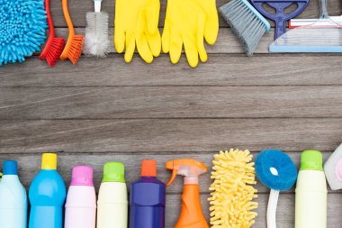 Ahşap masa arka planında ev temizliği plastik ürün, ev servisi veya temizlik konsepti