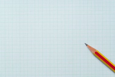 Grafik kağıdı arkaplanındaki kırmızı kalemi kapat, eğitim kavramı