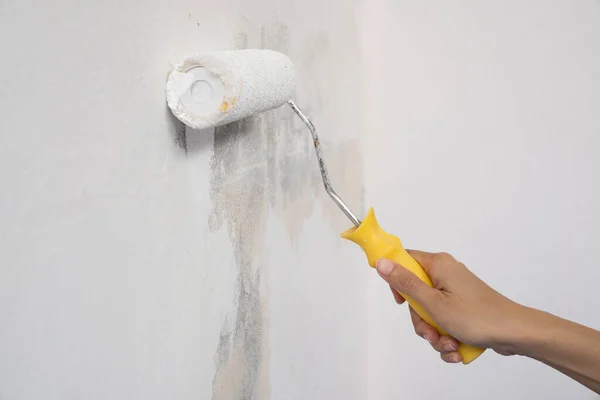 Main Travailleur Tenant Rouleau Peinture Pinceau Blanc Sur Maison Murale — Photo