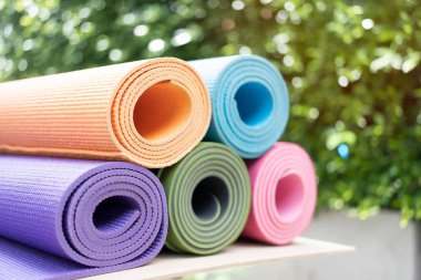 Masadaki renkli yoga minderini, spor ve sağlıklı konsepti kapat.