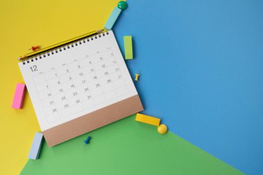 Renkli masa arkaplanındaki takvimi kapat, iş toplantısı ya da seyahat planlama konseptini planla