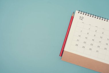 mavi masa arkaplanındaki takvim ve kalemi kapat, iş toplantısı ya da seyahat planlama konseptini planla