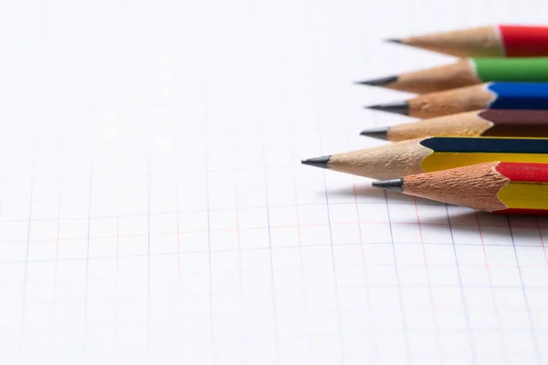 Grafik Kağıdı Arkaplanı Eğitim Veya Öğrenim Kavramı Üzerine Renkli Kalemi — Stok fotoğraf