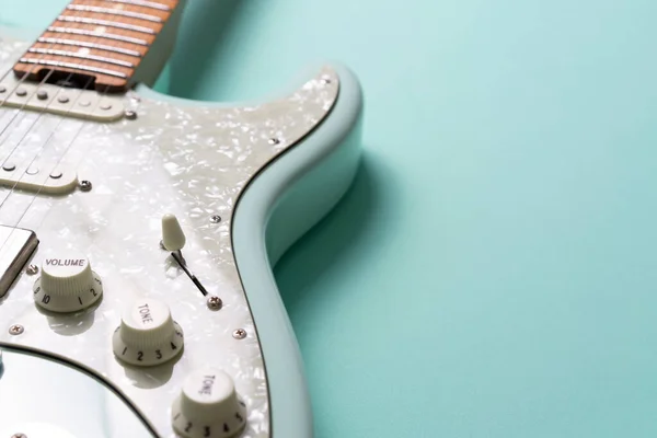 Elektrische Gitaar Groene Tafel Achtergrond Close Muziek Concept — Stockfoto