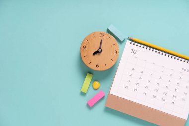 Yeşil masa arkaplanındaki takvim ve alarmın kapatılması, iş toplantısı ya da seyahat planlama konsepti