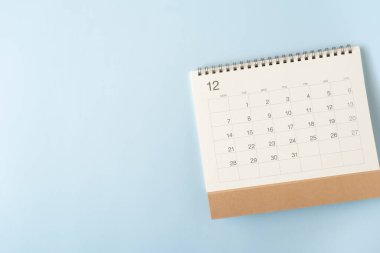 mavi masa arkaplanındaki takvimi kapat, iş toplantısı ya da seyahat planlama konsepti için planlama