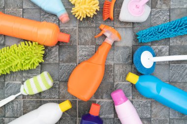 Kiremit döşeme arkaplanı, ev servisi veya temizlik konsepti üzerinde ev temizliği plastik ürünü