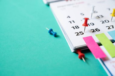 Takvimin yeşil masa arkaplanına iliştirilmesi, iş toplantısının planlanması veya seyahat planlama konsepti