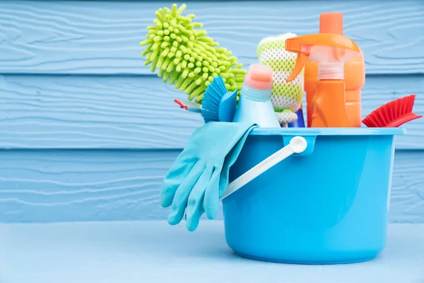 Produkt Tworzywa Sztucznego Sprzątania Domu Niebieskim Tle Usługi Domowe Lub — Zdjęcie stockowe