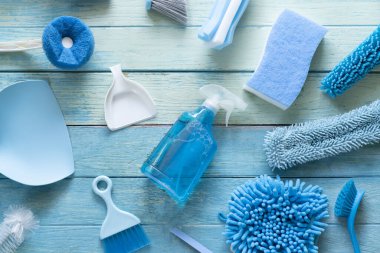 Ahşap masa arka planında ev temizliği plastik ürün, ev servisi veya temizlik konsepti, üst görünüm