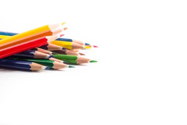 Beyaz arkaplanda izole edilmiş renkli kalemler yakın plan