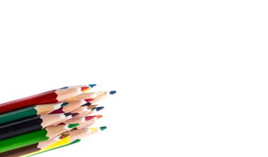 Beyaz arkaplanda izole edilmiş renkli kalemler yakın plan