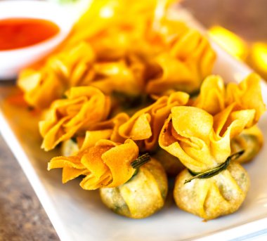 Kızarmış domuz eti köfte sarılı olduğu gıda Tayland