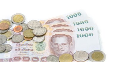 Tayland kağıt para birimi ve paraları beyaza izole edilmiş.