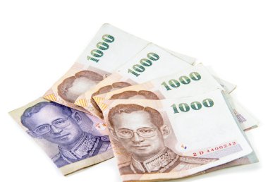 Tayland kağıt para birimi ve paraları beyaza izole edilmiş.