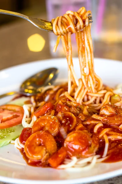 Спагетти с томатным соусом и креветками . — стоковое фото