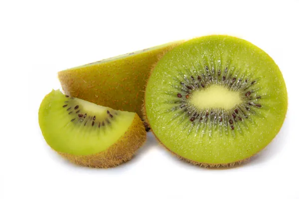Saftige Kiwi-Früchte isoliert auf weißem Hintergrund — Stockfoto