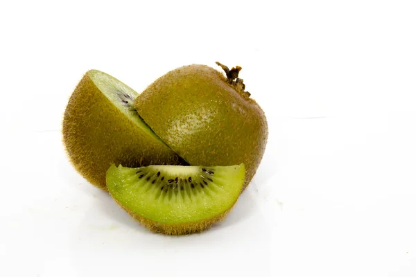 Saftige Kiwi-Früchte isoliert auf weißem Hintergrund — Stockfoto