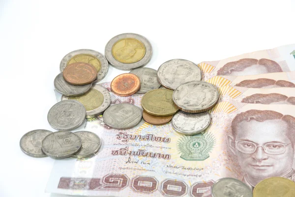 Thailand Papierwährung und Münzen isoliert über weiß — Stockfoto