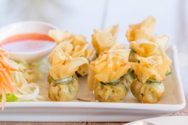 Kızarmış domuz eti köfte sarılı olduğu gıda Tayland