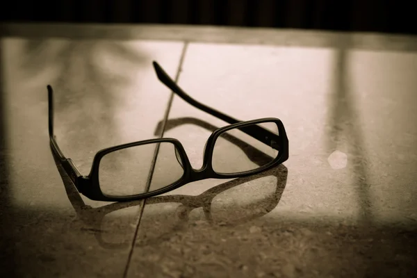 テーブルの上のメガネは — ストック写真